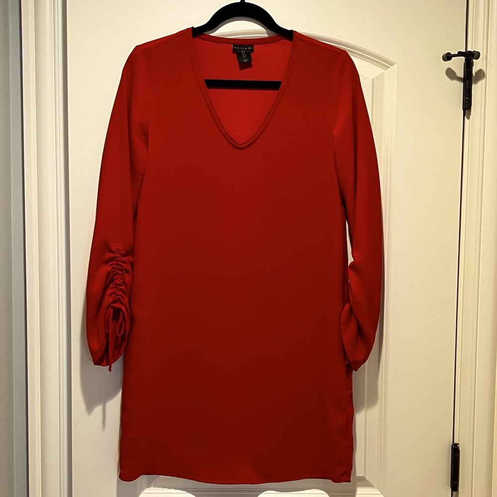 TAHARI Size 4 easy to wear red dress that pairs perfect with heels or flats!